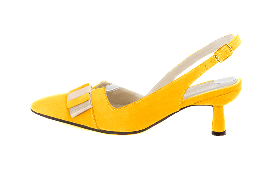 Yellow and gold women's open back shoes, with a knot. Tapered toe. Medium spool heels. Profile view - Florence KOOIJMAN